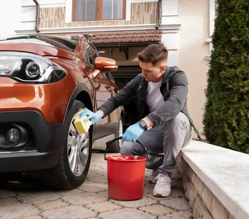 Lavage auto à domicile Lieuran-Cabrières : professionnel intervenant sur un véhicule